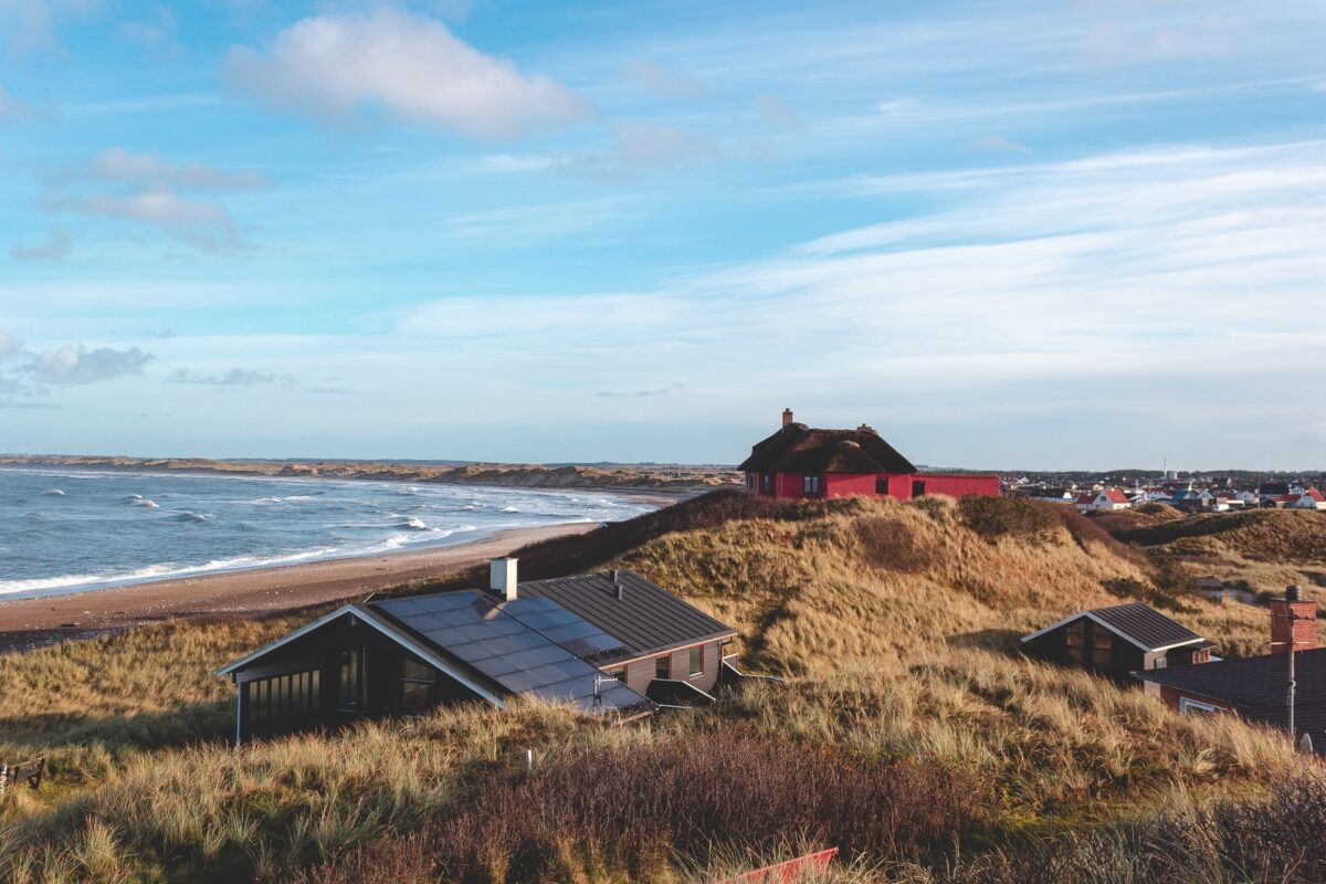 Miljøbillede af sommerhuse ved strand - marc najera WVMDdDsfV24 unsplash medium - kinnan.dk